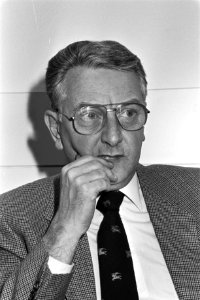 Drs. C.T. van der Molen, direkteur Concernpersoneelsdienst, Bestanddeelnr 931-8507