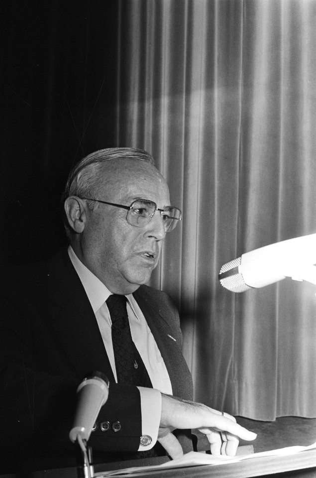 Drs. Ph. Leenman, direkteur generaal PTT, aan het woord, Bestanddeelnr 931-7832