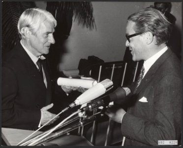 Drs. R.W.D. Oxenaar, voorzitter van de Talens Prijs Internationaal reikt de prij, Bestanddeelnr 092-0228