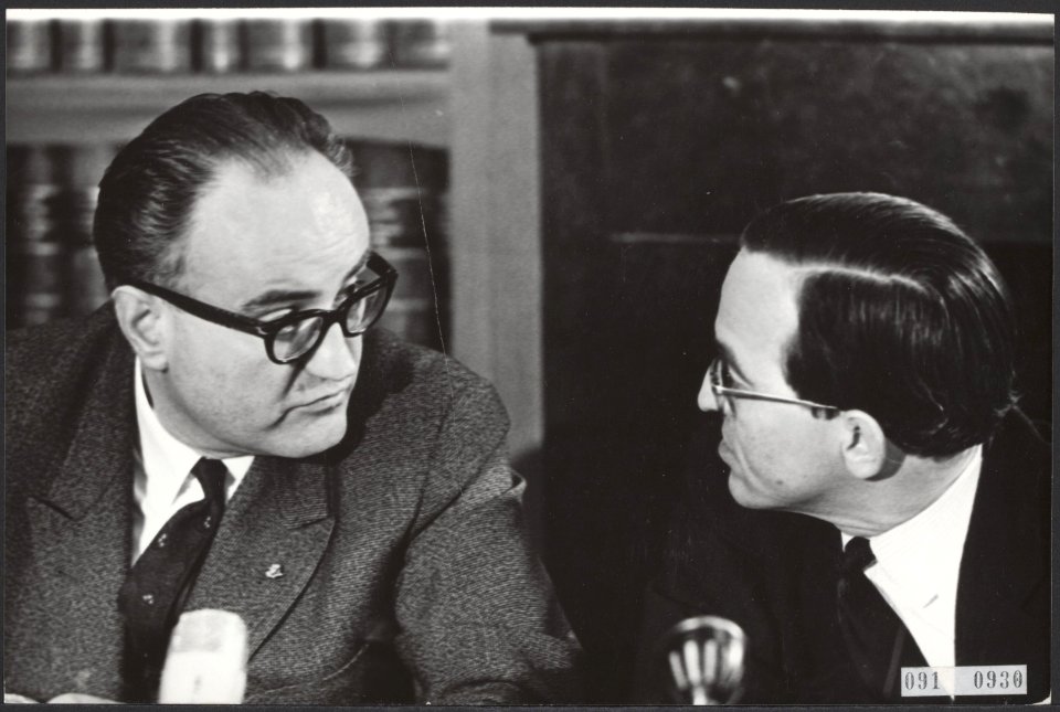 Drs. Aarden en P. Bogaers tijdens persconferentie n.a.v. uittreden radicalen uit, Bestanddeelnr 091-0930
