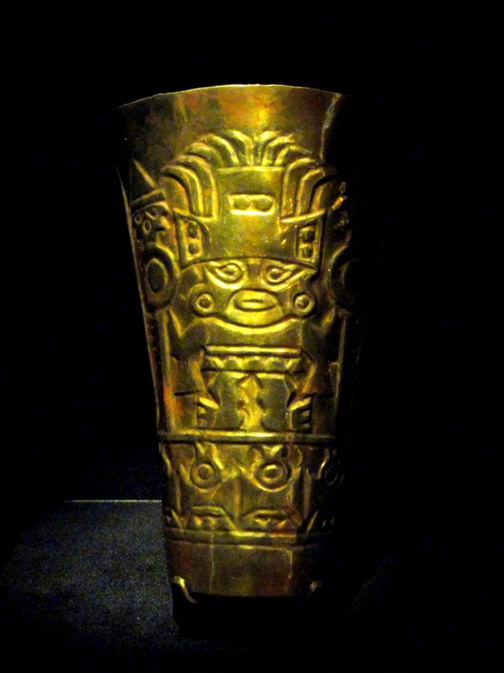 Drinking Cup with Standing Ruler, 1000 AD, Sican (Early Chimu) - Houston Museum of Natural Science - DSC02134