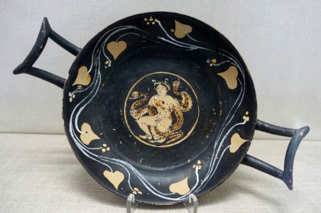 Drinking bowl with young Hercules and snake, Campania, c. 370 BC, L 885 - Martin von Wagner Museum - Würzburg, Germany - DSC05846