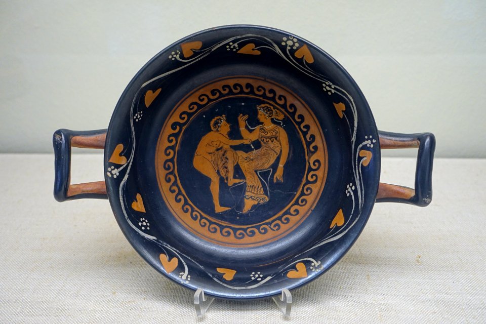 Drinking bowl with a young couple, attributed to the Meleager Painter, Attic, c. 390 BC, L 493 - Martin von Wagner Museum - Würzburg, Germany - DSC05830