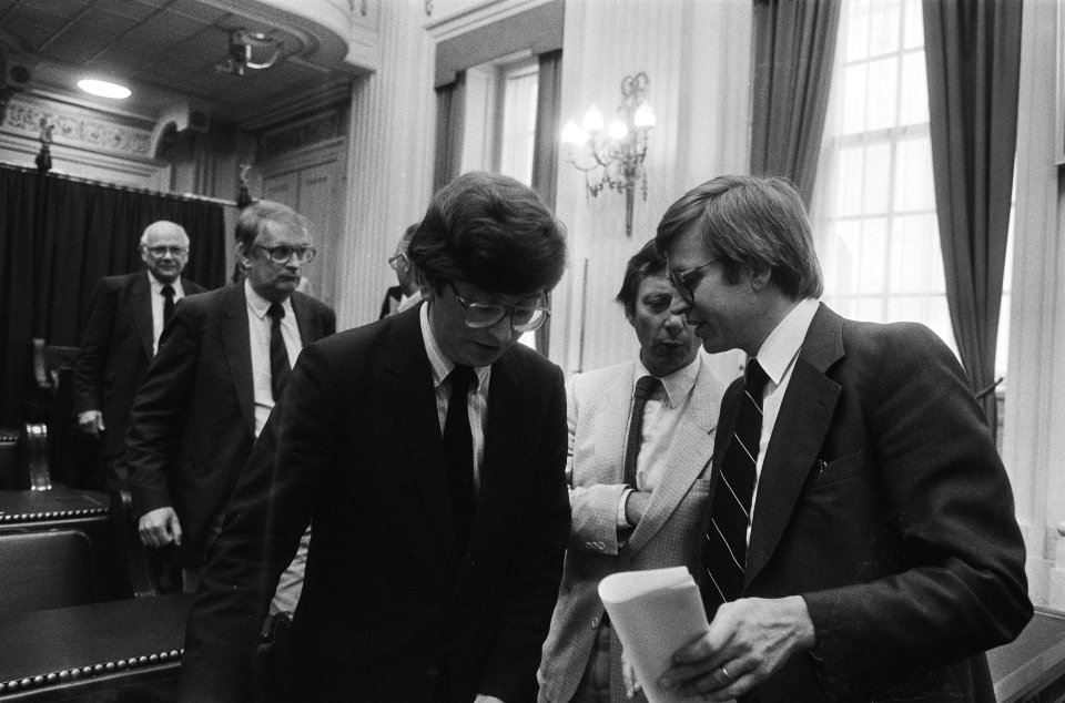 Drs. P.R.H.M. van der Linden (CDA) (r) met dhr. J. Wallage (PvdA), Bestanddeelnr 932-6411