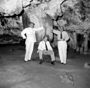 Drie mannen waaronder Harry Maal, eigenaar van plantage San Juan, in de grotten , Bestanddeelnr 252-7555