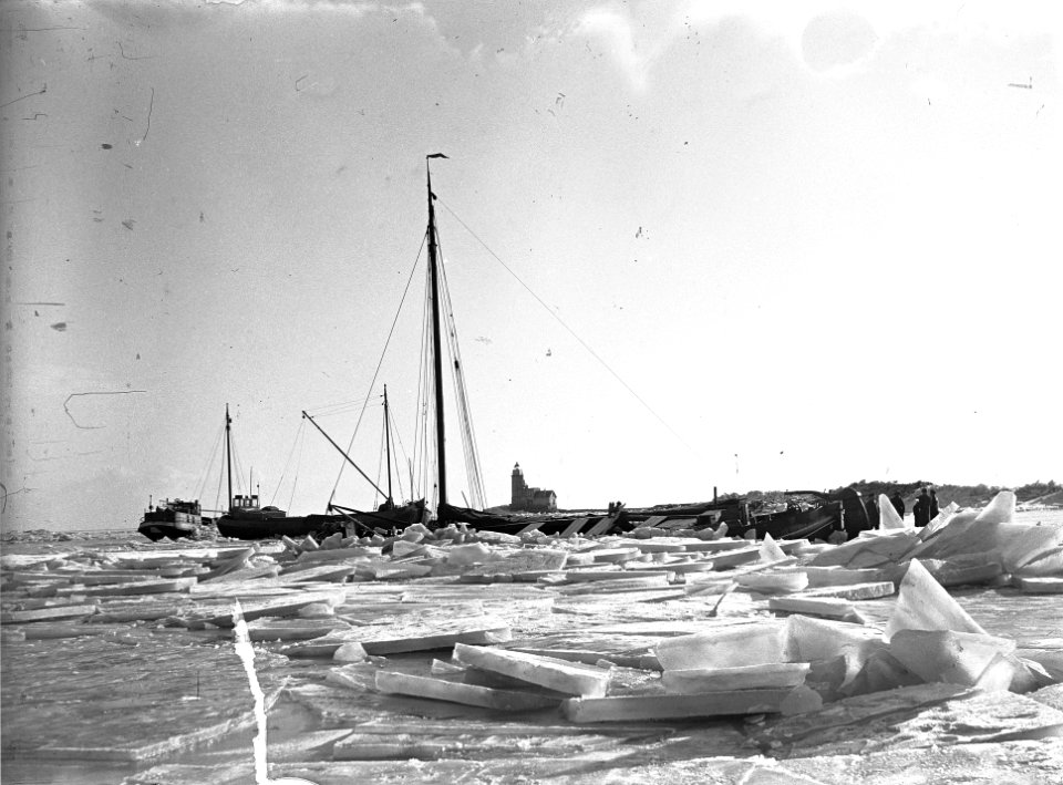 Drie schepen bij Marken in het ijs De Hoop, Bestanddeelnr 902-0121