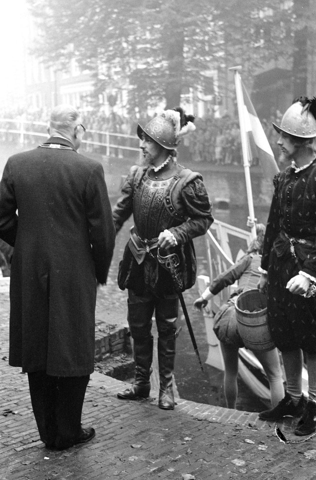 Drie oktoberfeesten in Leiden. Burgemeester Kinschot krijgt 1e haring en brood, Bestanddeelnr 913-0014