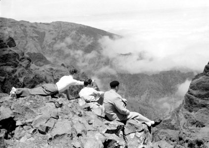 Drie mannen op een bergtop met panorama, Bestanddeelnr 255-9586