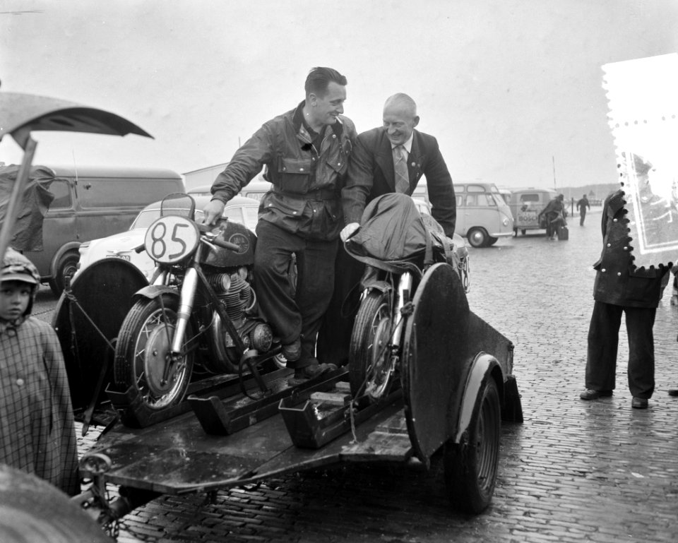 Drikus Veer (rechts) en Piet Bakker trainen voor motorraces, Bestanddeelnr 907-7803