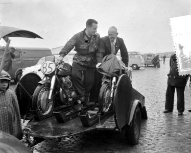 Drikus Veer (rechts) en Piet Bakker trainen voor motorraces, Bestanddeelnr 907-7803