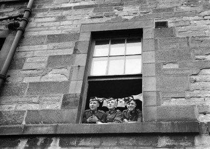 Drie soldaten hangen uit het raam, Bestanddeelnr 190-1037 photo