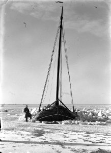 Drie schepen bij Marken in het ijs. Op de achtergrond de vuurtoren van Marken, Bestanddeelnr 902-0120