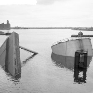 Drijvende bak met petroleumtank omgeslagen in petroleumhaven, Bestanddeelnr 912-1616