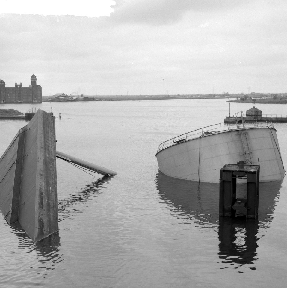 Drijvende bak met petroleumtank omgeslagen in petroleumhaven, Bestanddeelnr 912-1615