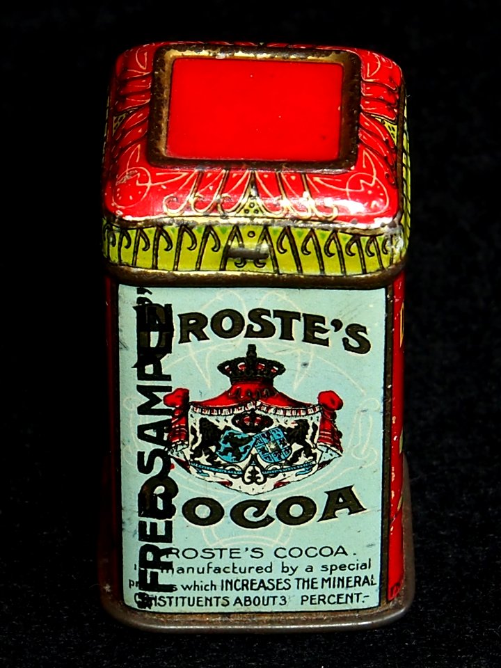 Droste cacao sample blikjes met afbeelding van boer en boerinnetje op een bank, foto2