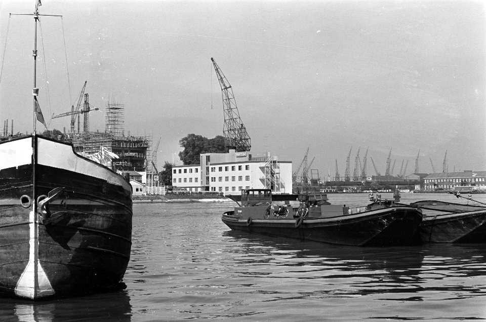 Drijvend hotel Mermaid bij Oosterdokskade (gebouwd voor KLM), Bestanddeelnr 919-3105