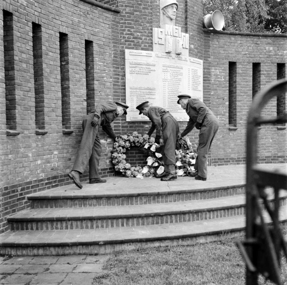 Drie officieren bij het monument, Bestanddeelnr 900-3146