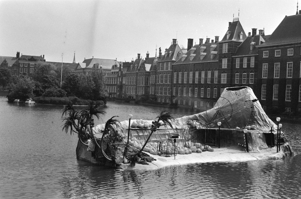 Drijvende autos in de Haagse Hofvijver (van Franse theatergroep) drijvend subt, Bestanddeelnr 934-0113