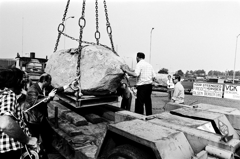 Drie reusachtige Noorse keien (roton) in Amsterdam aangekomen, als natuurmonumen, Bestanddeelnr 930-8708