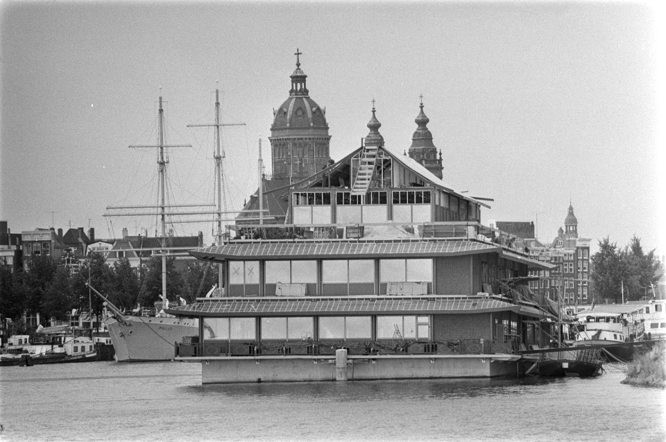 Drijvend Chinees restaurant in Oosterdok Amsterdam, Bestanddeelnr 933-0476