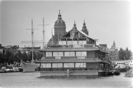 Drijvend Chinees restaurant in Oosterdok Amsterdam, Bestanddeelnr 933-0476