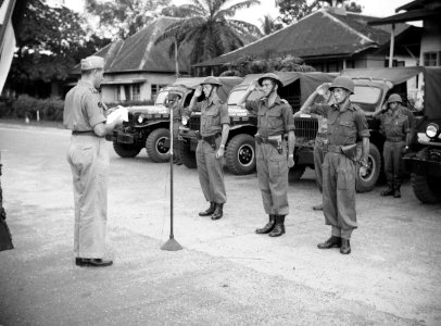 Drie te beëdigen officieren salueren terwijl benoemingsbesluit wordt voorgeleze, Bestanddeelnr 15612 photo