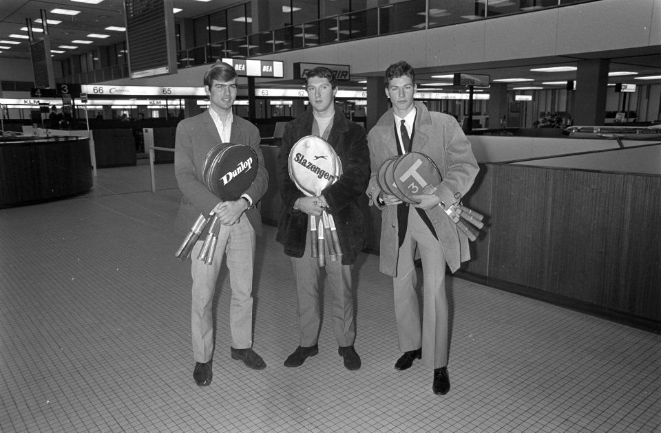 Drie tennissers van Schiphol vertrokken naar Miami v.l.n.r. Fred Hemmes , Jan Ho, Bestanddeelnr 921-9327