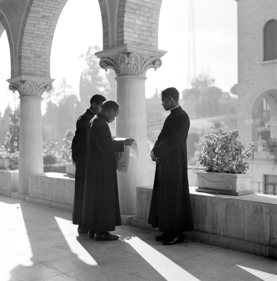 Drie studenten in de loggia van het Pauselijk Ethiopisch college in het Vaticaan, Bestanddeelnr 254-5552