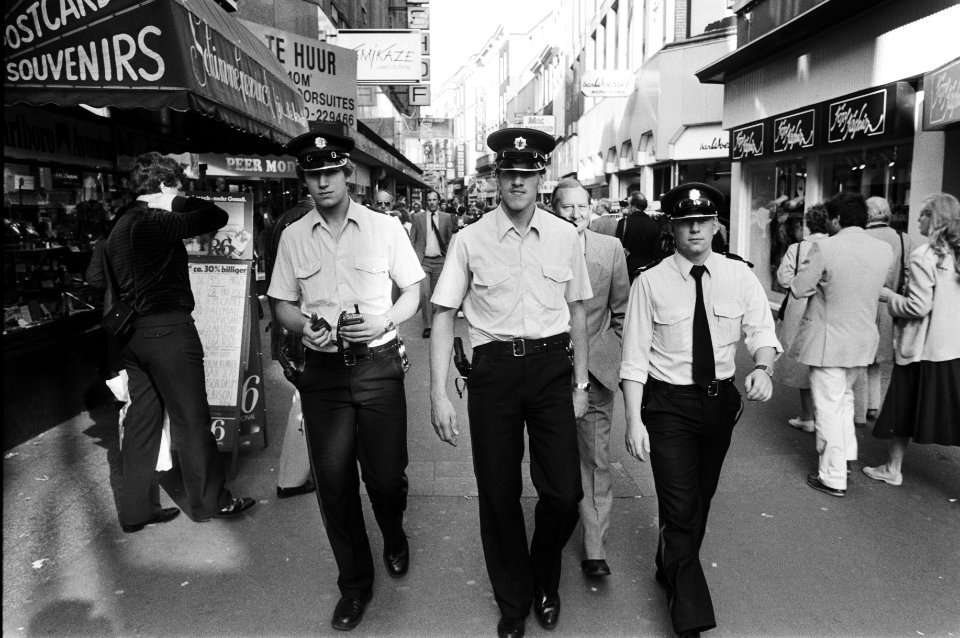 Drie politieagenten wandelend in de Kalverstraat, Bestanddeelnr 932-3518