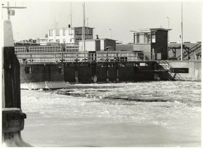 Drijfijs voor de Zuidersluis landzijde te IJmuiden, ziende naar het noordwesten vanaf de Kanaaldijk. NL-HlmNHA 54015683