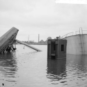 Drijvende bak met petroleumtank omgeslagen in petroleumhaven, Bestanddeelnr 912-1612