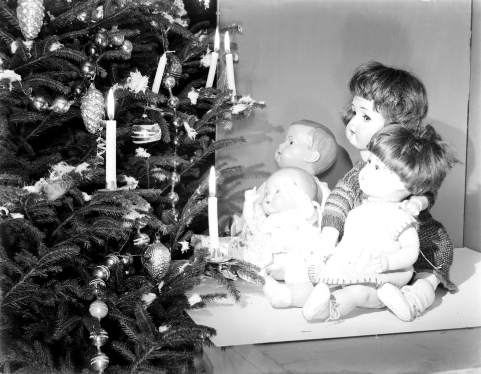 Drie poppen bij de Kerstboom in huize Van de Poll, Bestanddeelnr 252-0960