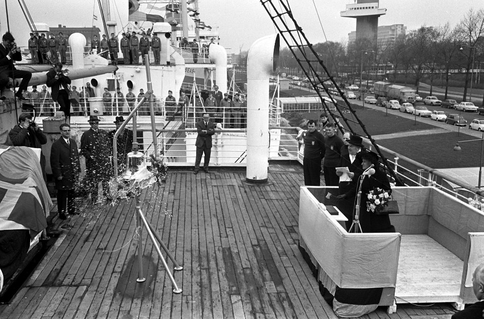 Drijvende havenvakschool in Rotterdam, verbouwd passagiersschip in de Parkhaven, Bestanddeelnr 920-0332