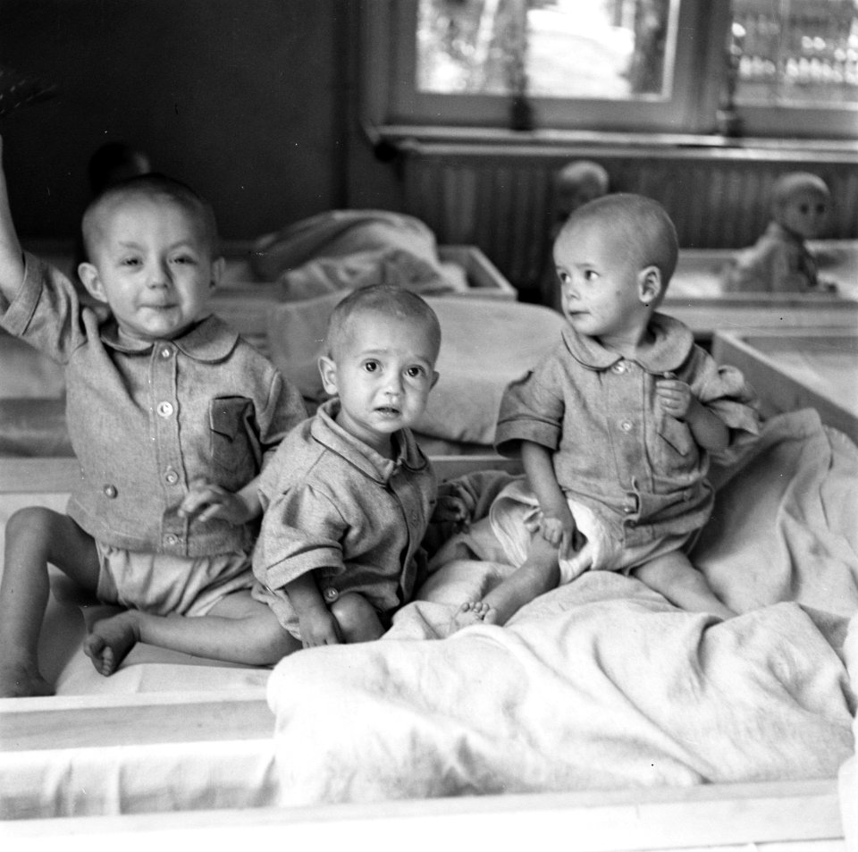 Drie peuters in een bed, Bestanddeelnr 900-4895