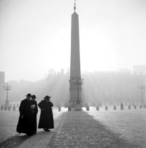 Drie priester op het Sint-Pietersplein met op de achtergrond de Egyptische Obeli, Bestanddeelnr 254-5531