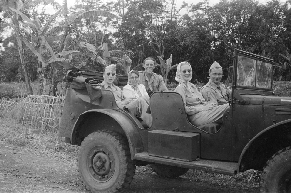 Drie militairen en twee dames in een jeep, Bestanddeelnr 194A-6-2