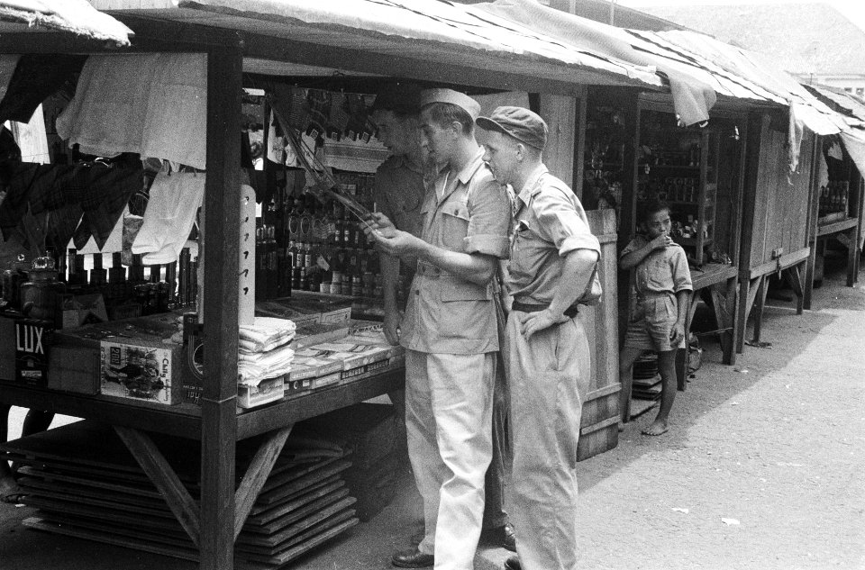 Drie militairen bij een marktkraam, Bestanddeelnr 1616-2-1
