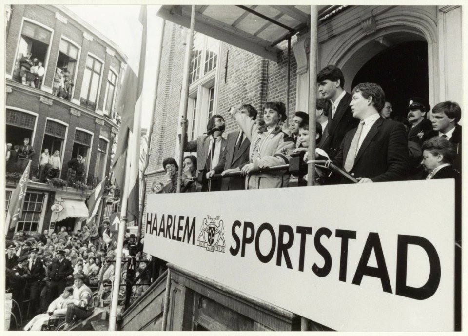 Drievoudig Olympisch schaatskampioene Yvonne van Gennip tijdens de huldiging op het bordes van het stadhuis. NL-HlmNHA 54020758