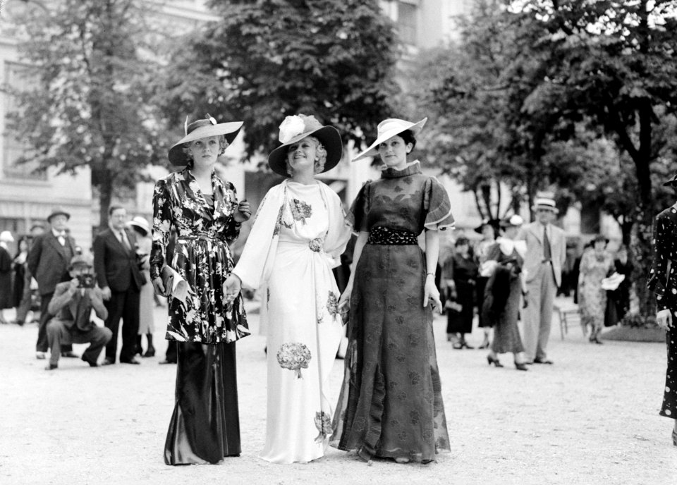 Drie modellen met kleding van Marcelle Landowska, Bestanddeelnr 255-9649