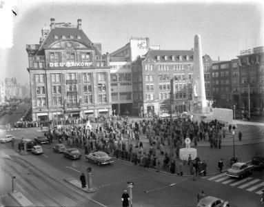 Drie minuten stilte uit sympathie voor Hongaarse volk Grote menigte bij Nationa, Bestanddeelnr 908-1304