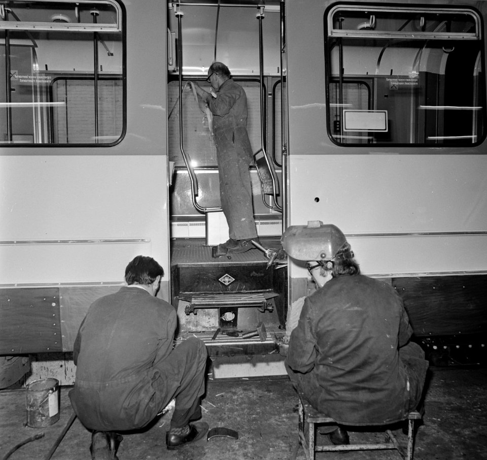 Drie monteurs zijn bezig met de zitplaatsen, Bestanddeelnr 926-9170