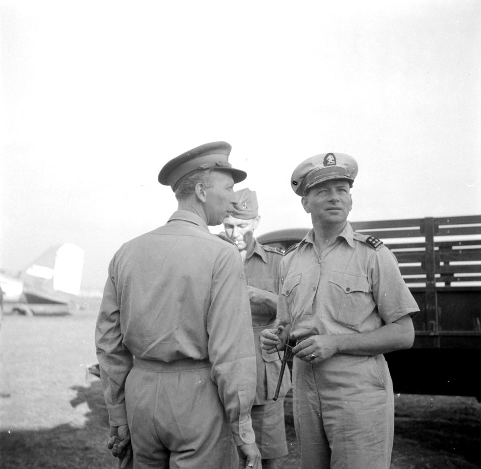 Drie militairen in Malakka of Indonesië, Bestanddeelnr 254-5466
