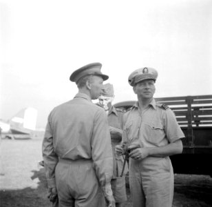 Drie militairen in Malakka of Indonesië, Bestanddeelnr 254-5466