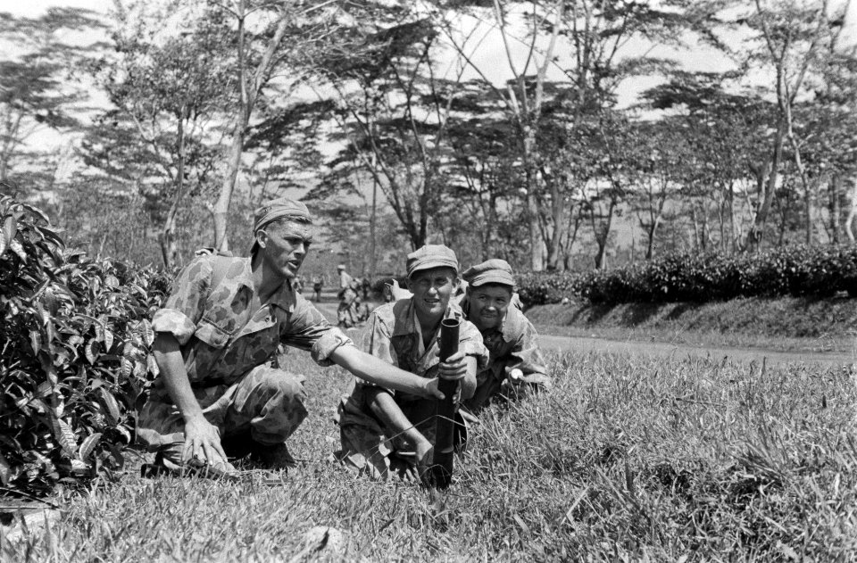 Drie Nederlandse militairen met een lichte mortier in het veld, Bestanddeelnr 7087