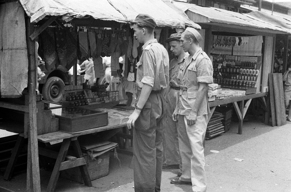 Drie Nederlandse militairen bij een marktkraam, Bestanddeelnr 1616-3-3