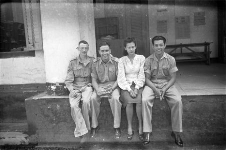 Drie Nederlandse militairen poseren met een Indonesische jonge vrouw, Bestanddeelnr 119-6-1
