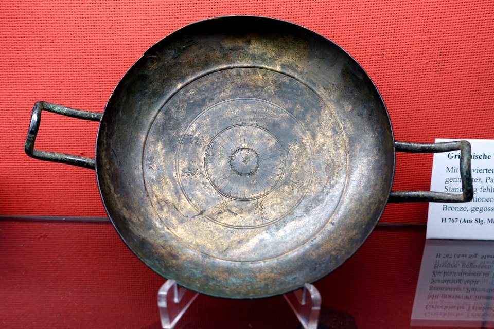 Drinking bowl, Greek, 450-400 BC, bronze, H 767 - Martin von Wagner Museum - Würzburg, Germany - DSC05909