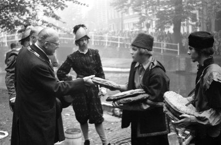 Drie oktoberfeesten in Leiden. Burgemeester Kinschot krijgt 1e haring en brood, Bestanddeelnr 913-0015