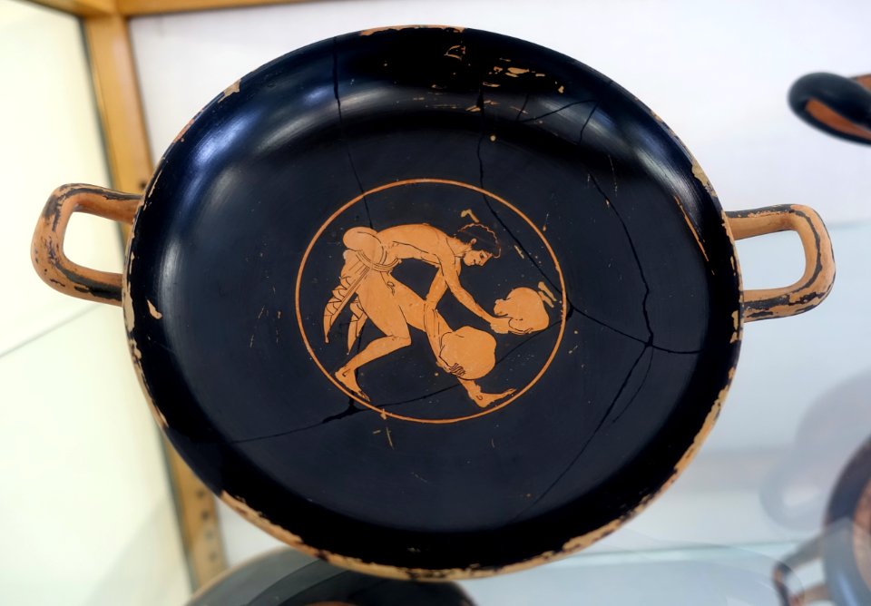 Drinking bowl with stooping boy holding two objects, Attic, c. 500 BC, L 476 - Martin von Wagner Museum - Würzburg, Germany - DSC05762
