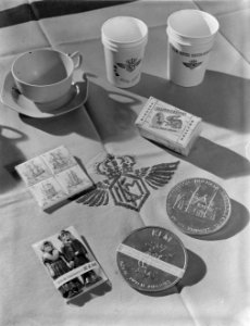 Drinkgerei en souvenirs met KLM-logo of -opschrift, Bestanddeelnr 190-0989